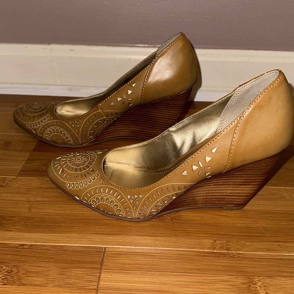 KENNETH COLE REACTION Keep Track Wedge Heels